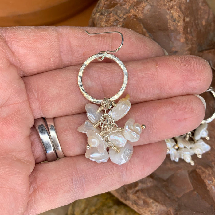 Keshi pearl with hammered hoop earrings